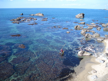 日本海 磯浜の海水を汲み上げて濃縮釜へ